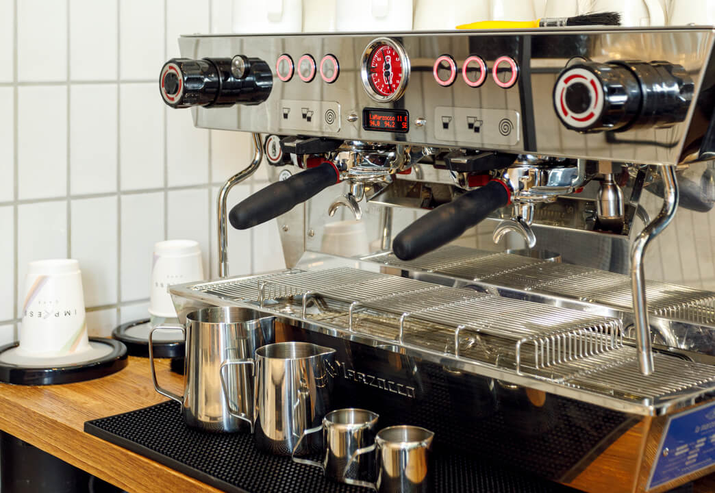 это картинка-заглушка. Его должны заменить