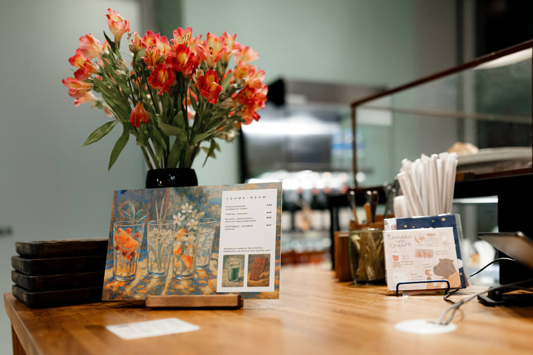 это картинка-заглушка. Его должны заменить