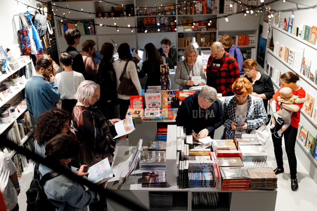 это картинка-заглушка. Его должны заменить