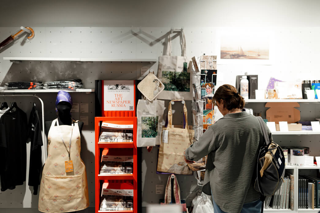 это картинка-заглушка. Его должны заменить