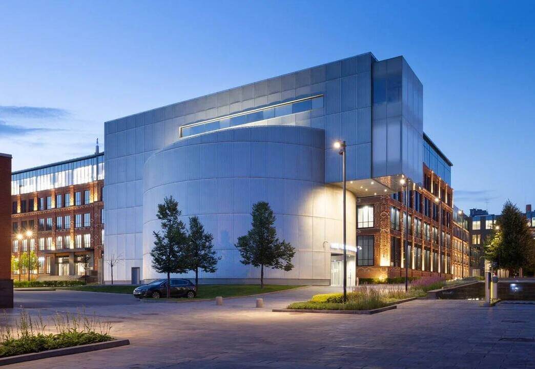 это картинка-заглушка. Его должны заменить