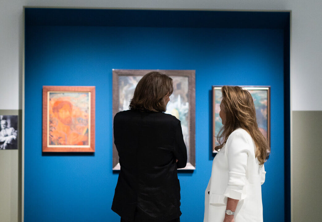 это картинка-заглушка. Его должны заменить