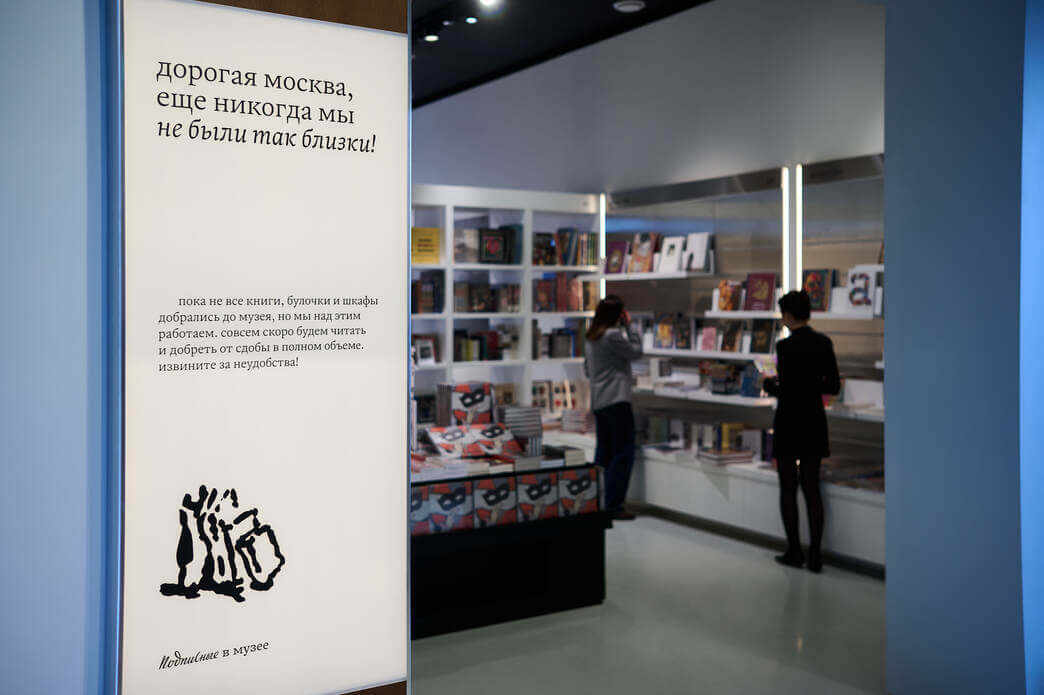 это картинка-заглушка. Его должны заменить