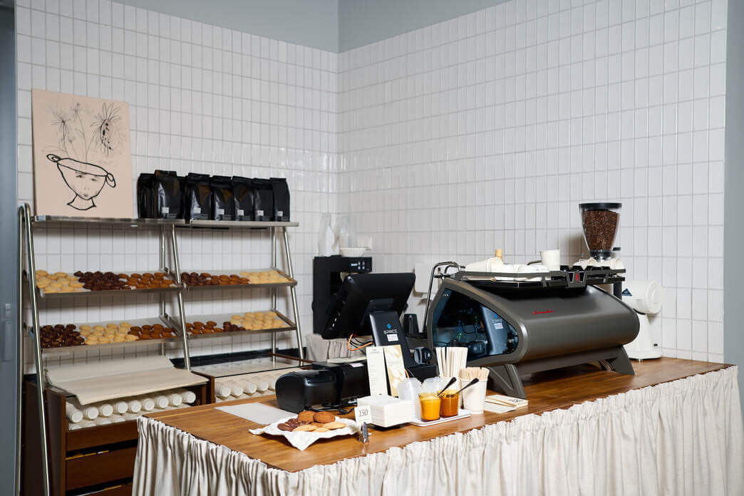 это картинка-заглушка. Его должны заменить