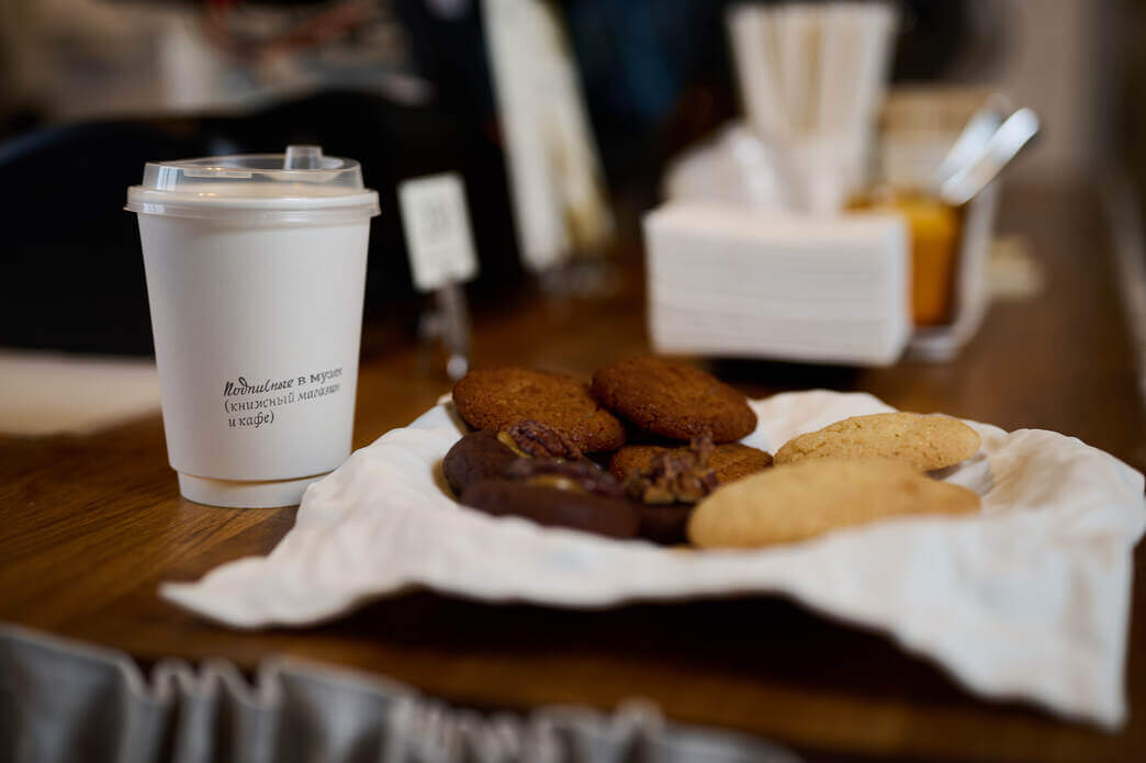 это картинка-заглушка. Его должны заменить